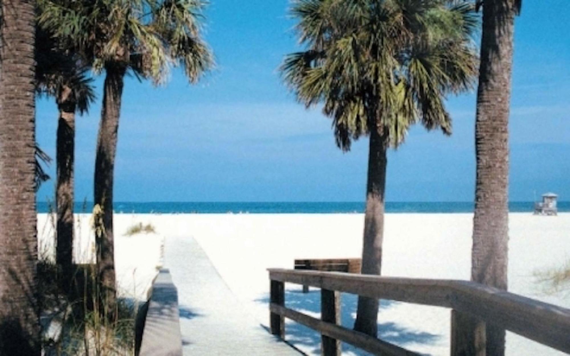 Affordable Two Bedroom Tropical Condo - Private Beach, Pools, Hot Tub St. Petersburg Extérieur photo