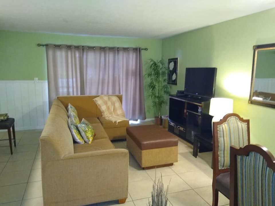 Affordable Two Bedroom Tropical Condo - Private Beach, Pools, Hot Tub St. Petersburg Extérieur photo