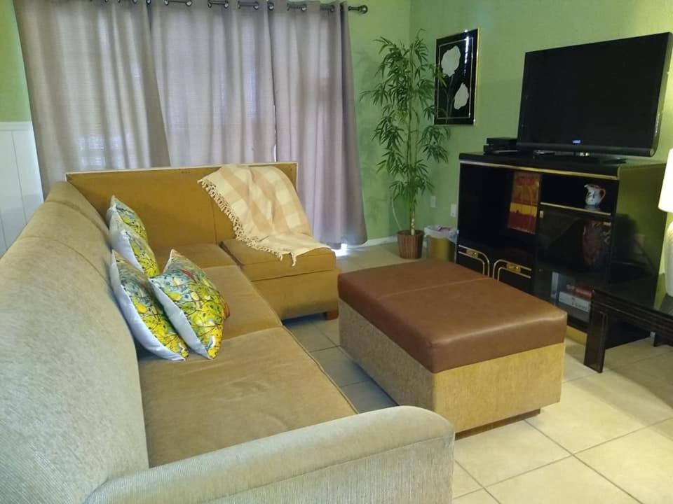 Affordable Two Bedroom Tropical Condo - Private Beach, Pools, Hot Tub St. Petersburg Extérieur photo