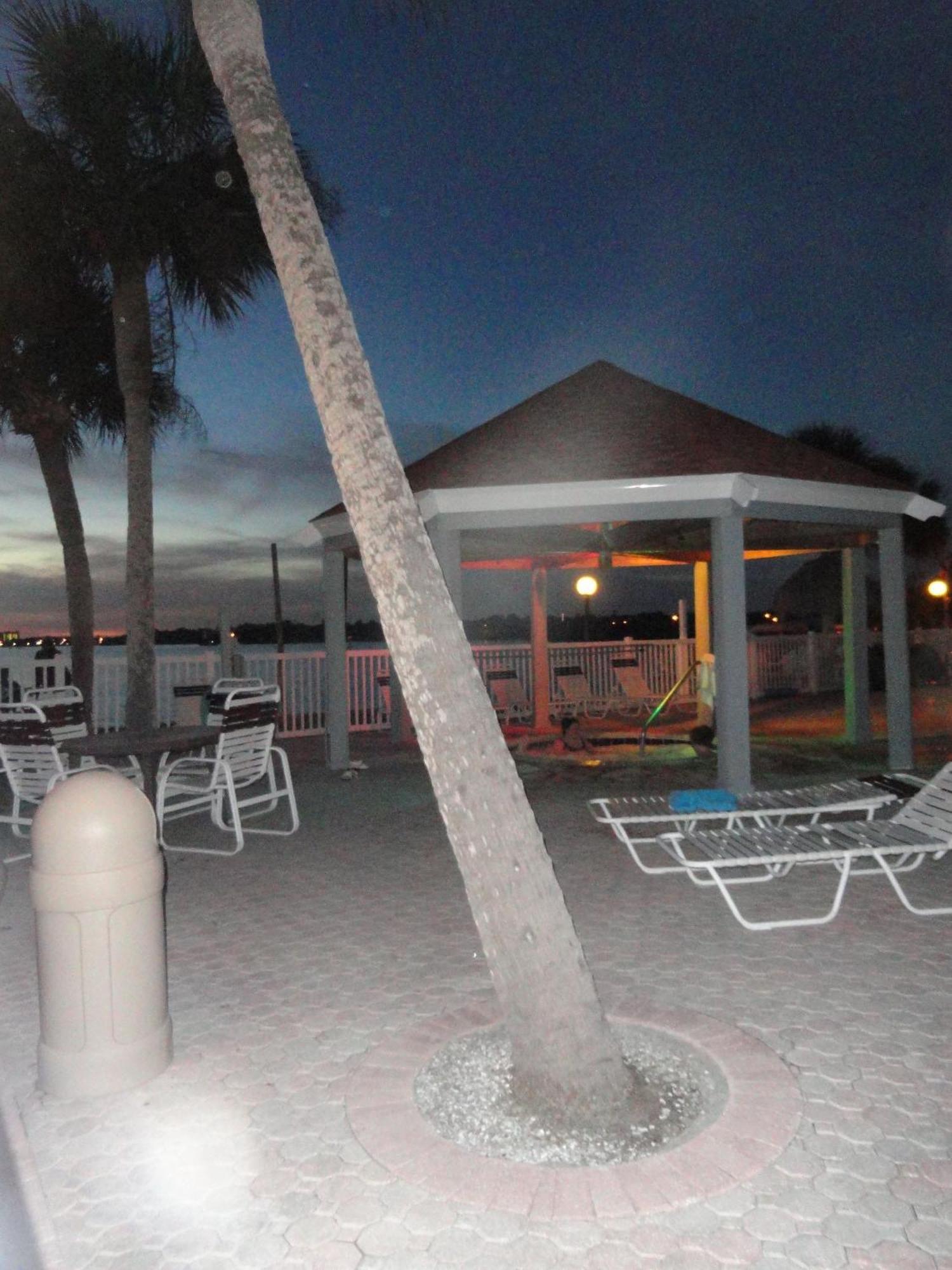 Affordable Two Bedroom Tropical Condo - Private Beach, Pools, Hot Tub St. Petersburg Extérieur photo