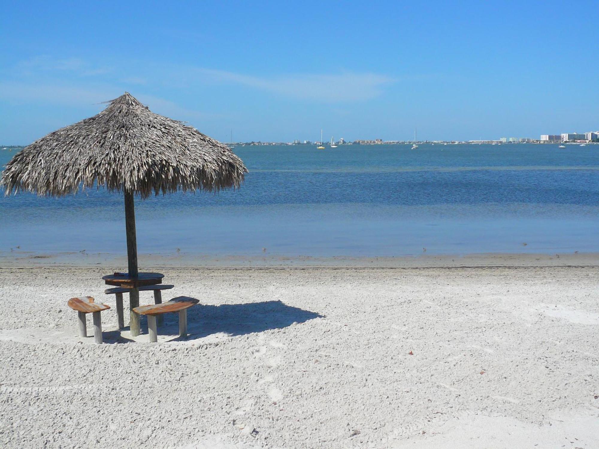 Affordable Two Bedroom Tropical Condo - Private Beach, Pools, Hot Tub St. Petersburg Extérieur photo