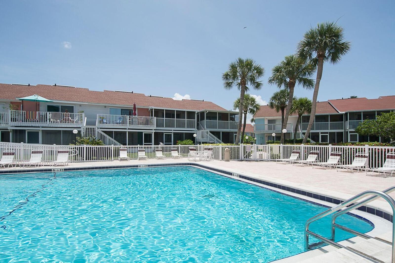 Affordable Two Bedroom Tropical Condo - Private Beach, Pools, Hot Tub St. Petersburg Extérieur photo