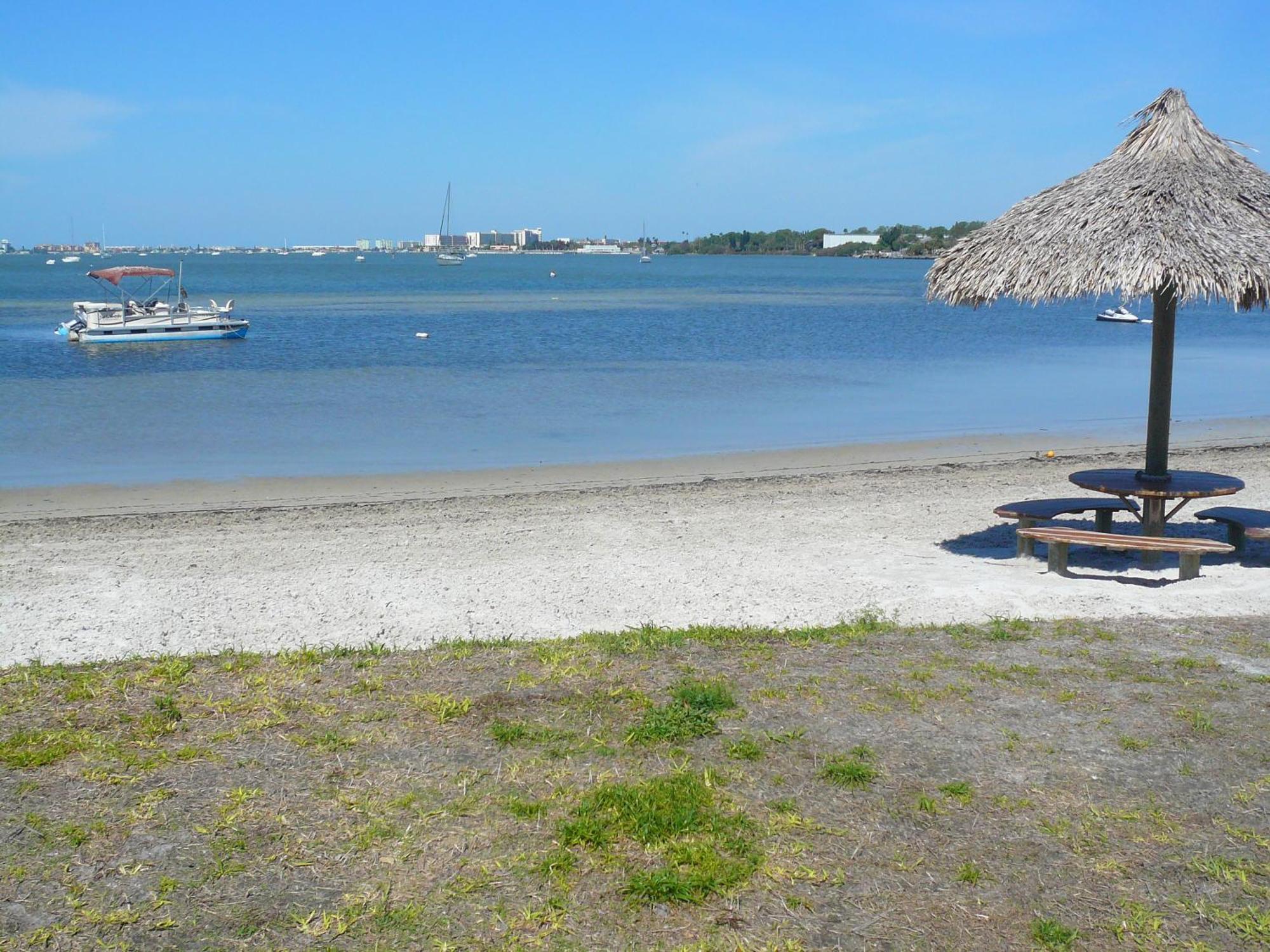 Affordable Two Bedroom Tropical Condo - Private Beach, Pools, Hot Tub St. Petersburg Extérieur photo