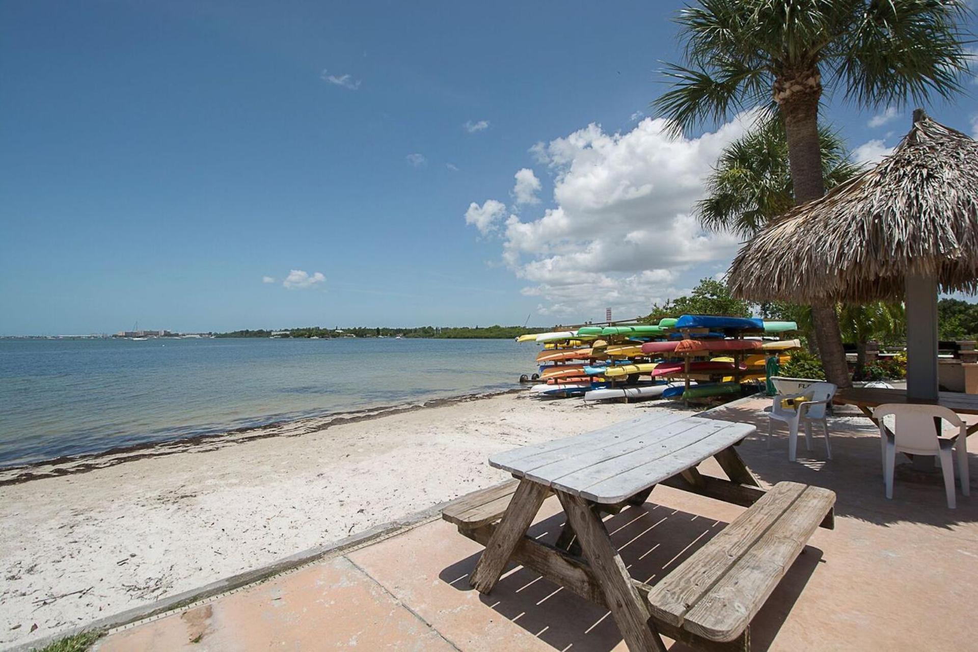 Affordable Two Bedroom Tropical Condo - Private Beach, Pools, Hot Tub St. Petersburg Extérieur photo