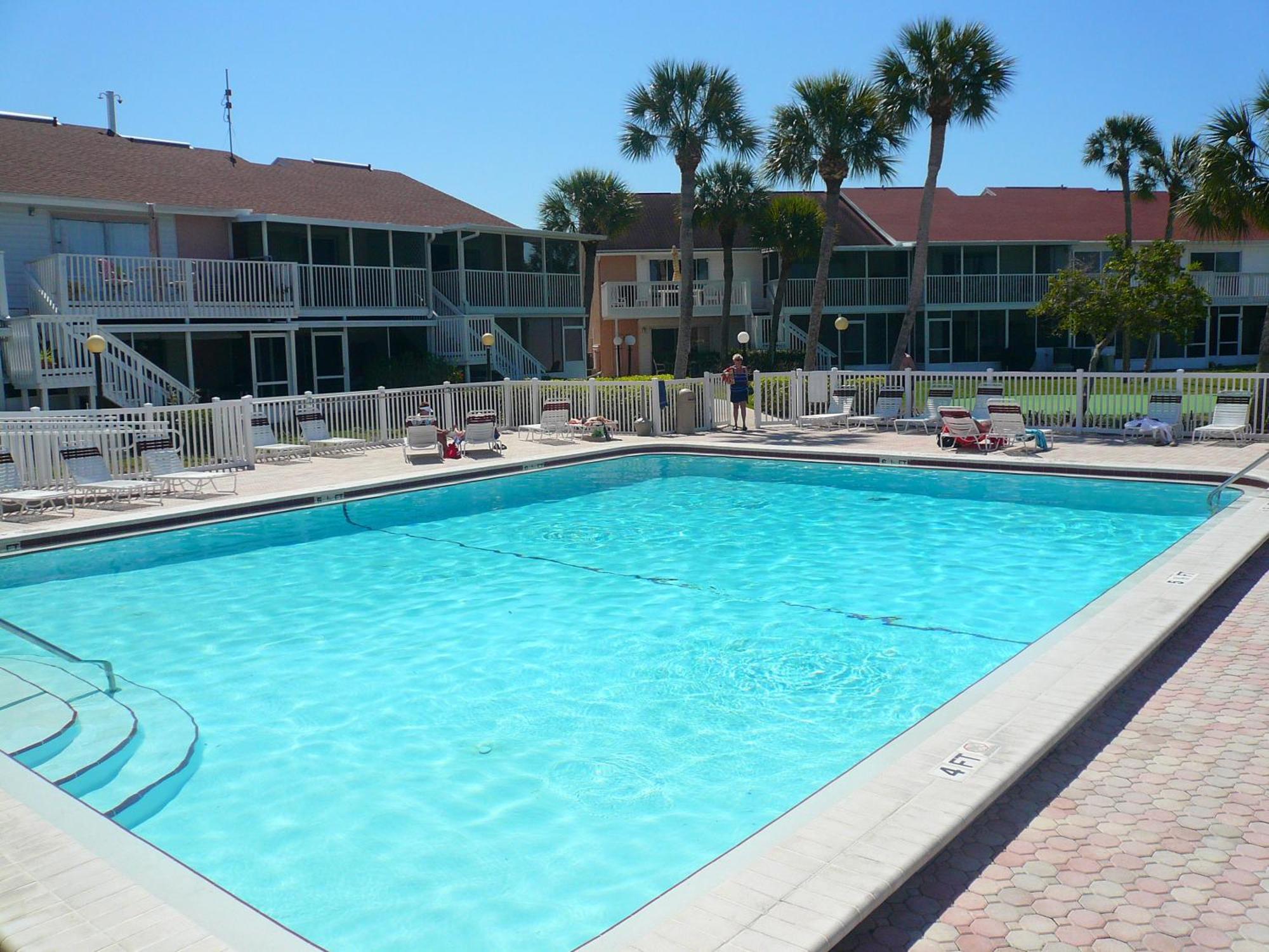 Affordable Two Bedroom Tropical Condo - Private Beach, Pools, Hot Tub St. Petersburg Extérieur photo