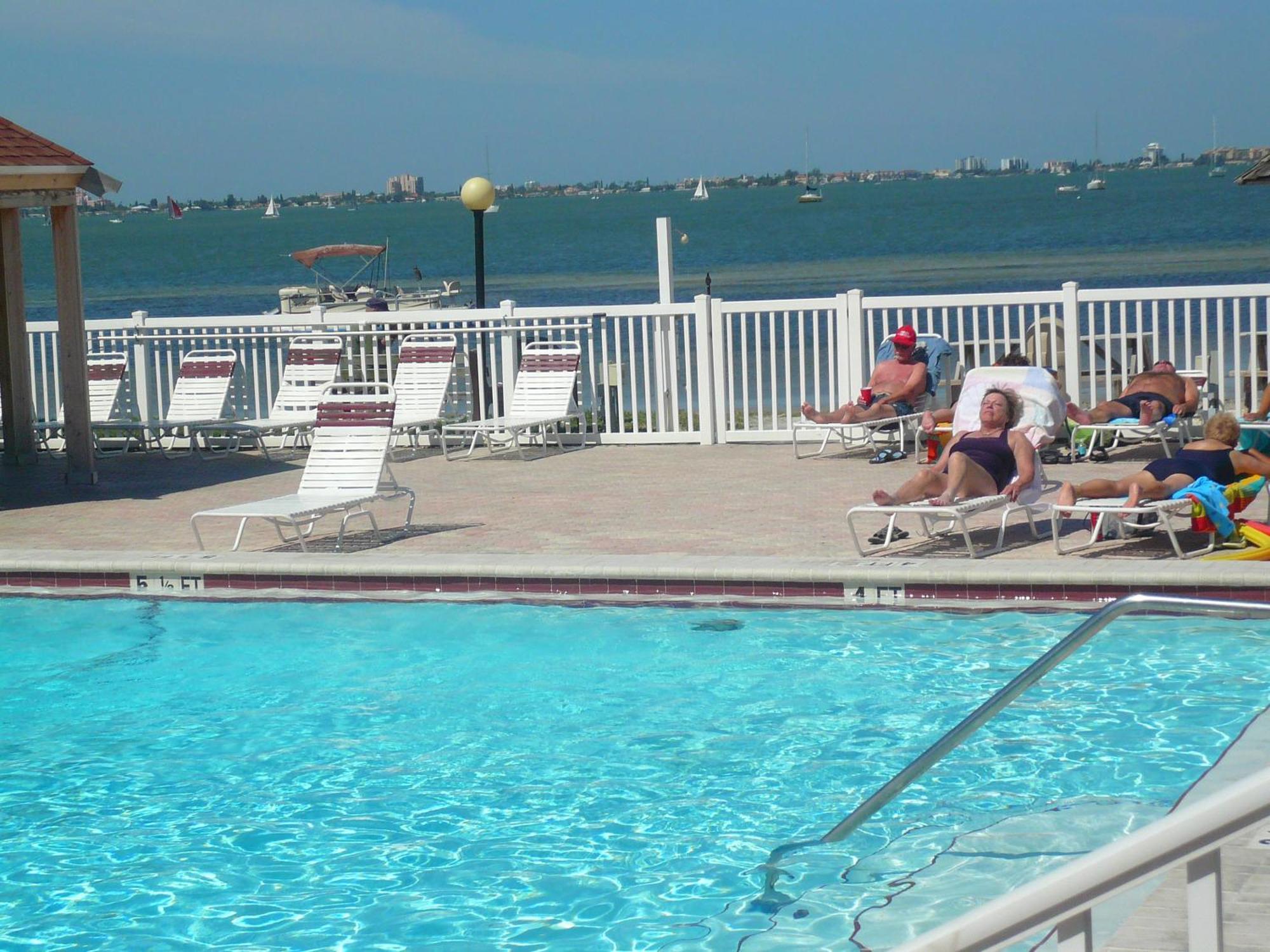 Affordable Two Bedroom Tropical Condo - Private Beach, Pools, Hot Tub St. Petersburg Extérieur photo