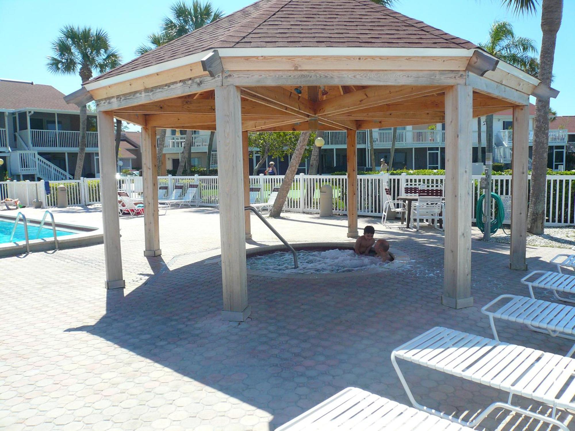 Affordable Two Bedroom Tropical Condo - Private Beach, Pools, Hot Tub St. Petersburg Extérieur photo
