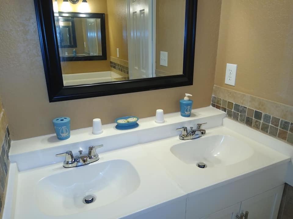 Affordable Two Bedroom Tropical Condo - Private Beach, Pools, Hot Tub St. Petersburg Extérieur photo
